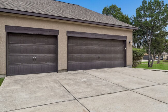 Building Photo - 944 Wilderness Oaks