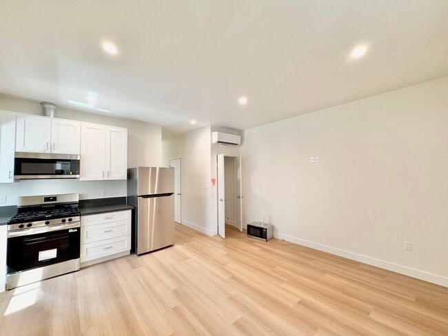 Primary Photo - 1135 S Doheny Dr
