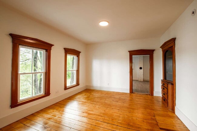 Building Photo - Walk to Downtown Norway from This Bright, Beautifully Renovated First-Floor Apartment