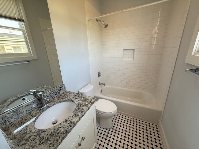 Building Photo - 3 Bedroom 3 Bath Apartment - Downtown Char...