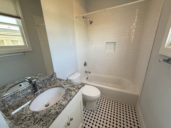 Building Photo - 3 Bedroom 3 Bath Apartment (August) Downto...