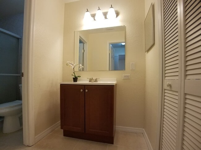 Building Photo - Beautiful Remodeled 1/1 Condo x Rent @ Winter Park in front of Full Sail.