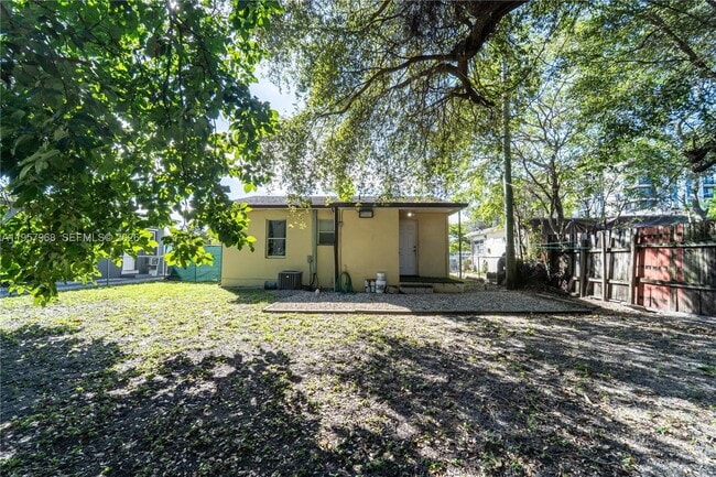 Building Photo - 1215 NE 127th St