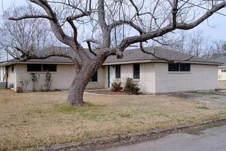 Building Photo - 1725 Drost St