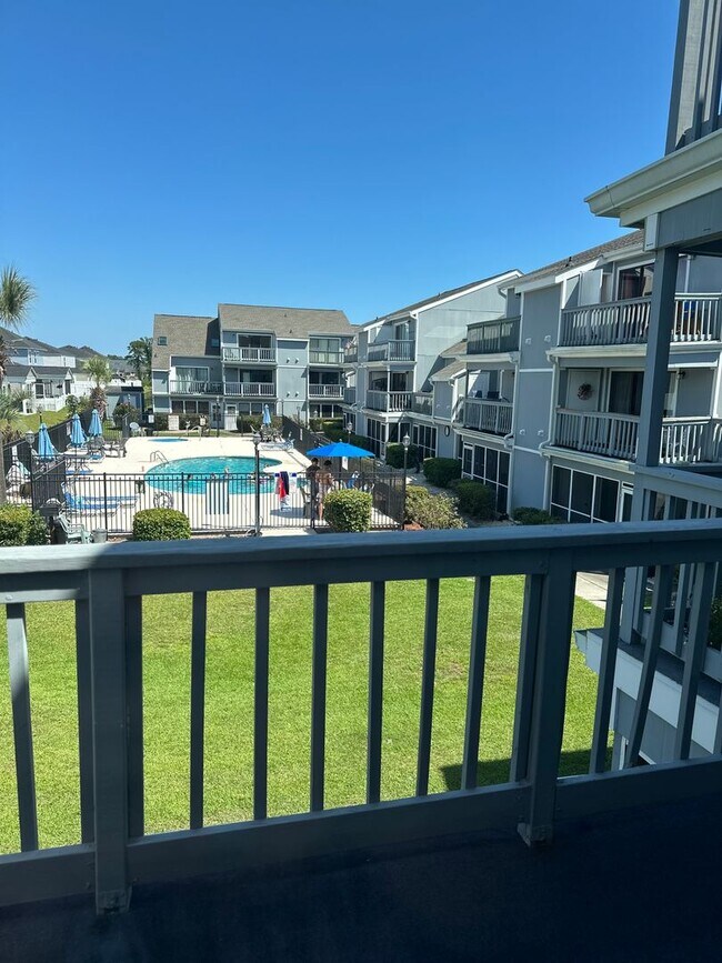 Building Photo - Fully furnished condo minutes from the beach!