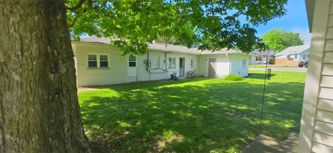 Building Photo - 1701 Poplar St