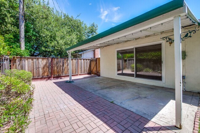 Building Photo - 1341-1343 Kingfisher Way