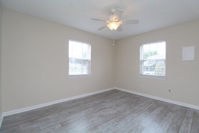 Building Photo - Updated 3BR/2BA Gulf Breeze Home with Fenced Yard Near Zoo & A-Rated Schools