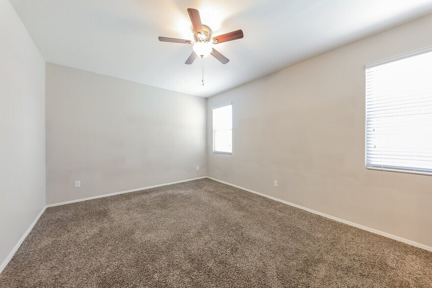 Building Photo - 2444 W Tamarisk Ave