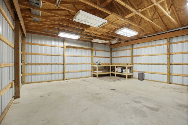 Building Photo - Charming 2 Bedroom Home with Pole Barn Gar...