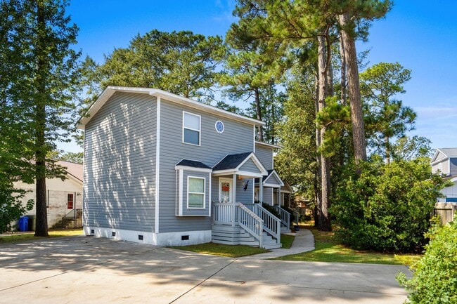Building Photo - End unit of a Triplex within walking dista...