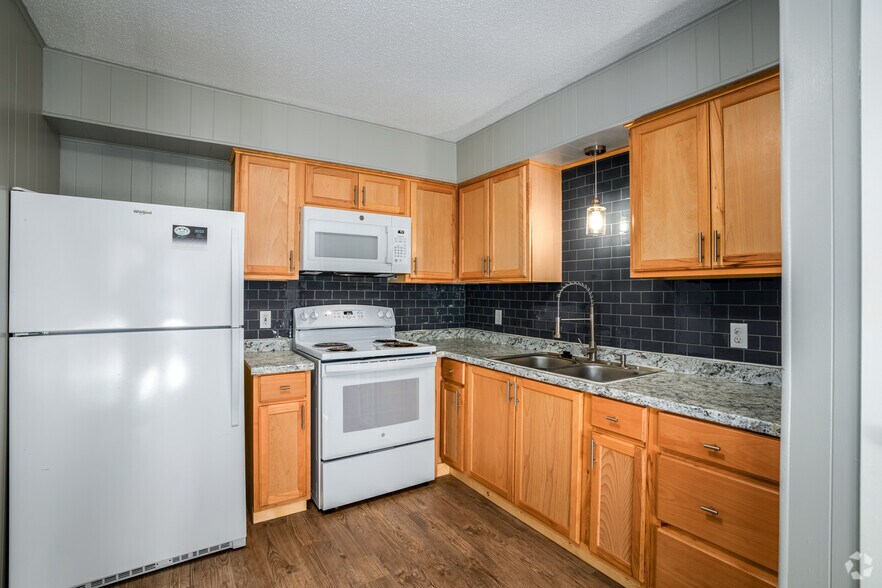 2BR, 1BA - 800SF - Kitchen - Lakeside Apartments