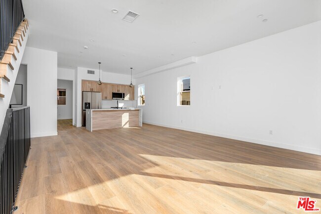 Building Photo - 10823 Morrison St