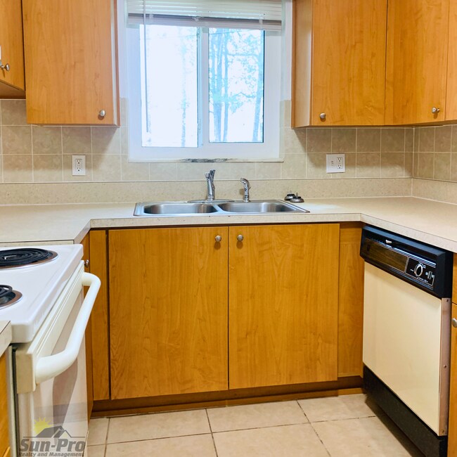 Building Photo - 1505 Edgewater Rd