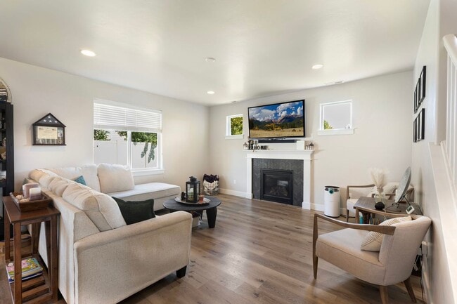 Building Photo - Spacious Two-Story Retreat in South Boise