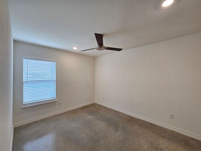 Building Photo - 1227 Concord Dr