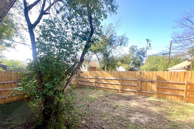 Building Photo - 6 month lease! Cozy 1-Bedroom duplex AVAIL...