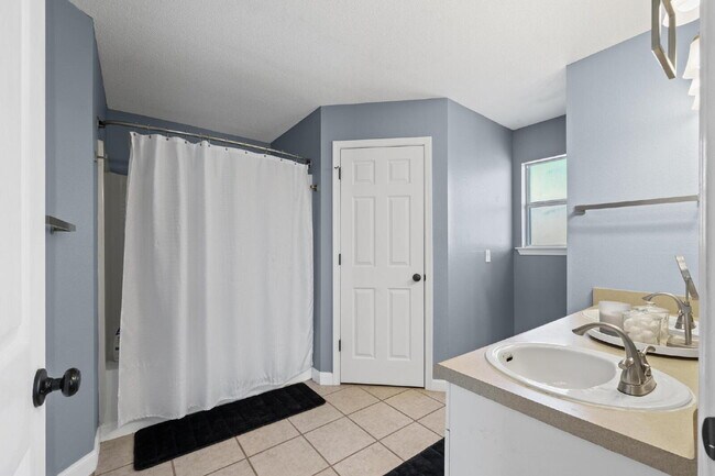 Building Photo - Pet Friendly 3-bedroom, 2-bath brick home with an office in southwest Pensacola