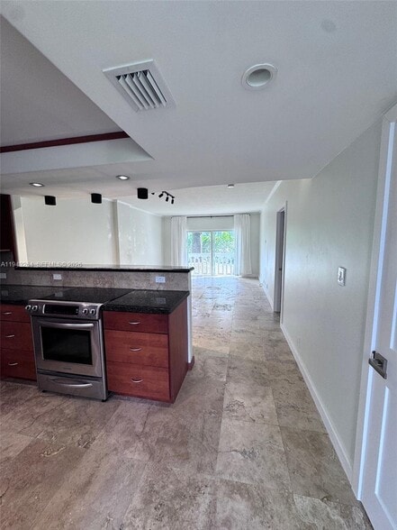 Building Photo - 100 Edgewater Dr