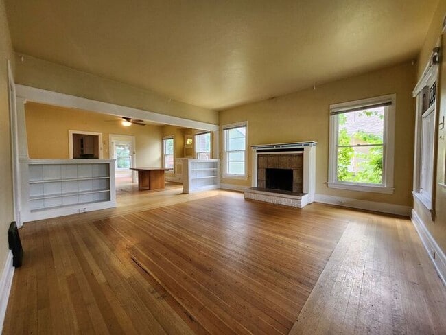 Building Photo - Victorian Home Downtown – Available NOW, 6 Month Leases Available! MOVE-IN SPECIAL