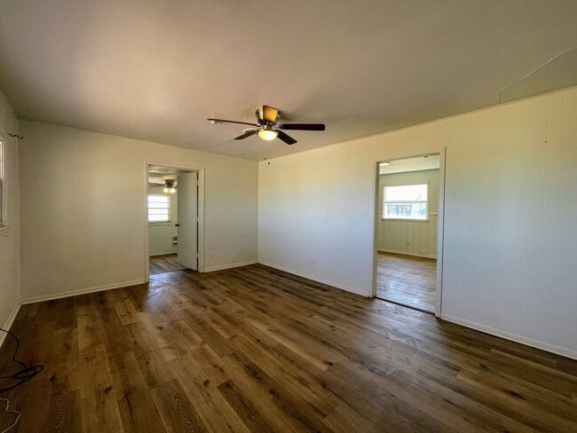 Building Photo - Cozy 3-Bedroom Home with Spacious Front Porch – Perfect for Small Families!