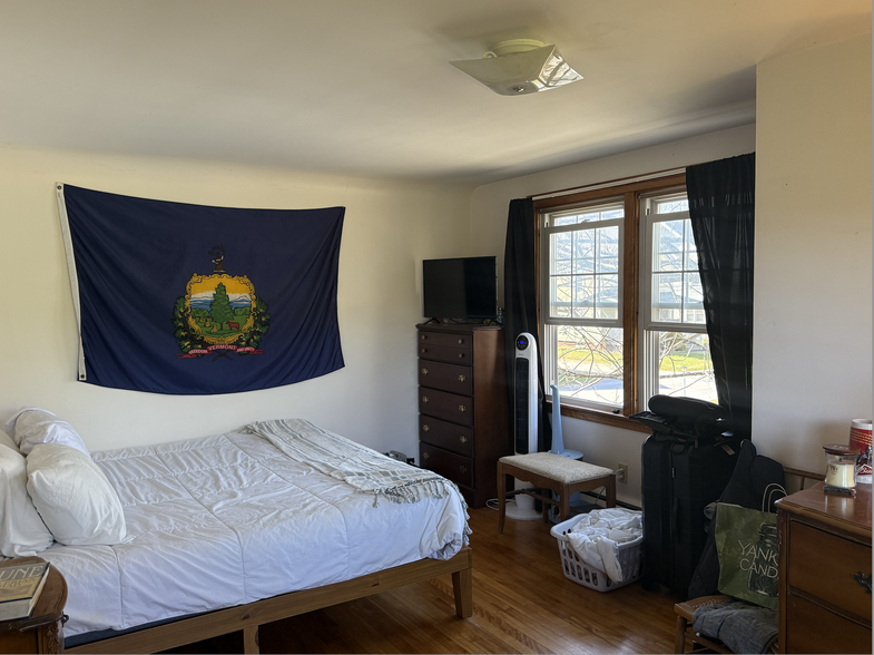 Upstairs King Bedroom 1 - 6 Deer St