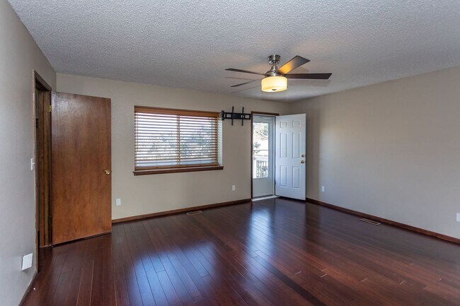 Building Photo - 7673 Safari Cir