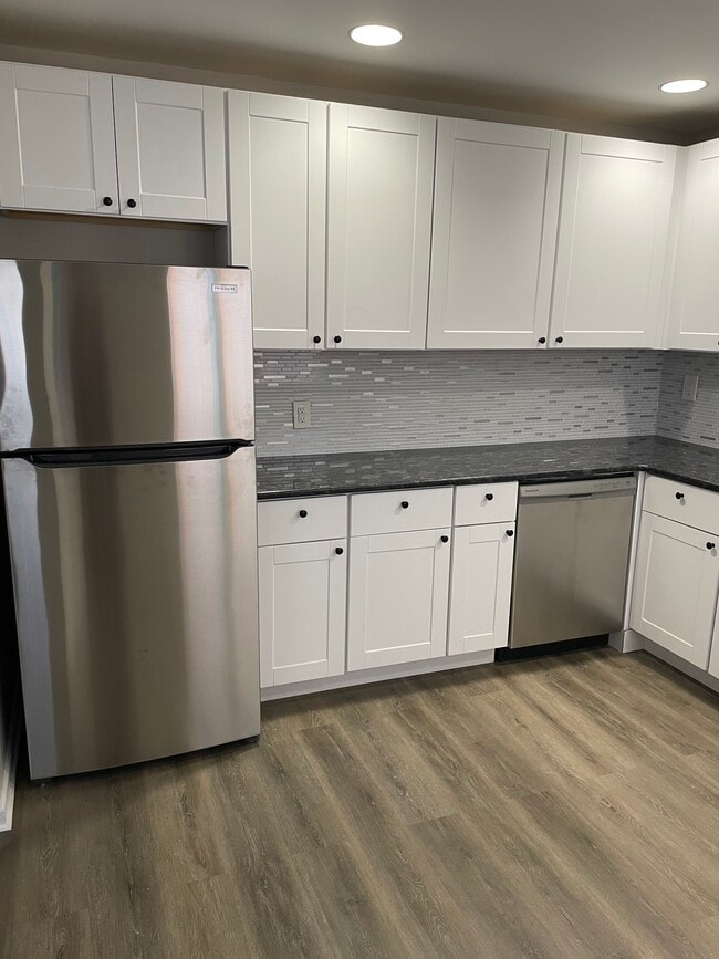 Building Photo - 30 Greensward Ln