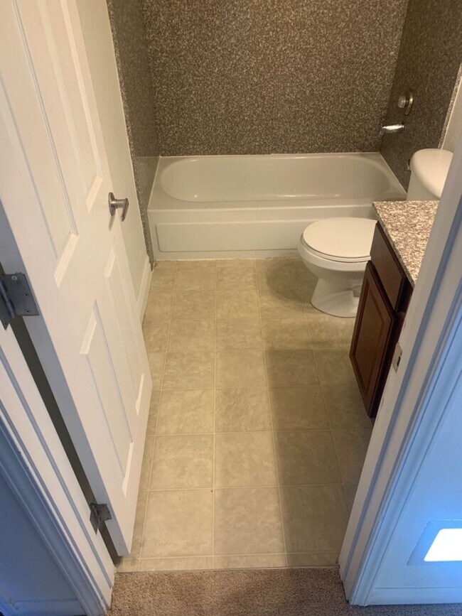 Building Photo - 2 bed 1 bath condo for rent -$1300