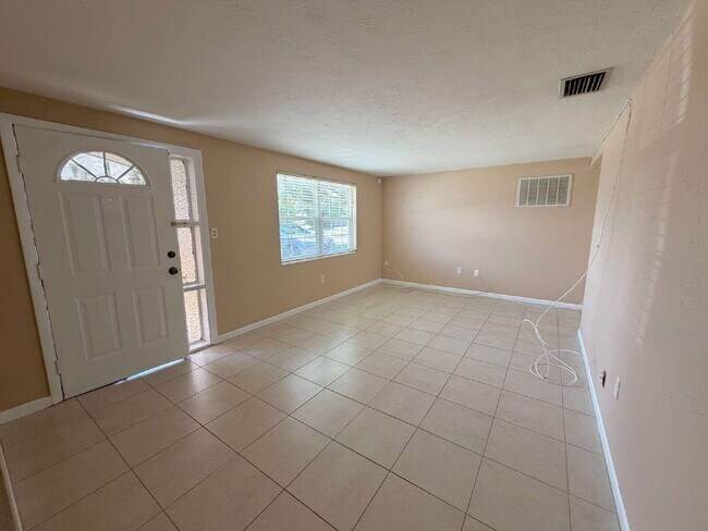 Building Photo - "Charming 2-Bed, 1 -bath in Holiday, FL - Cozy 864 Sq Ft Gem!"