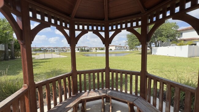 Building Photo - Stylish 3-Bed, 3-Bath Townhouse Oasis in Riviera Beach