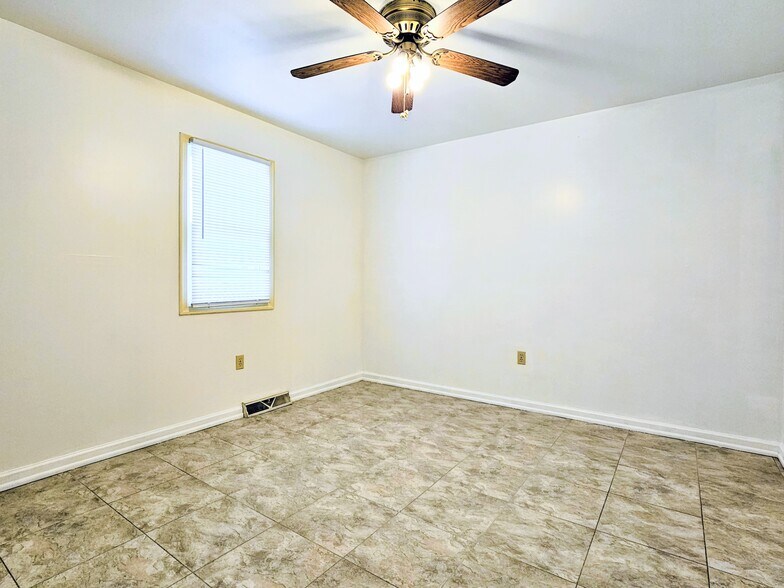 Building Photo - 160 Northwood Ct