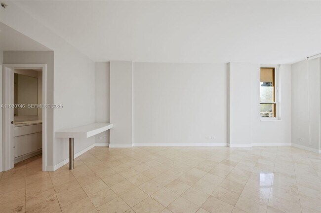 Building Photo - 888 Brickell Key Dr