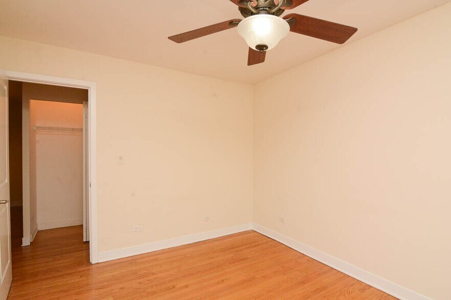 Building Photo - 639 W Wrightwood Ave