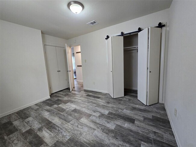 Building Photo - 502 Sturgis St