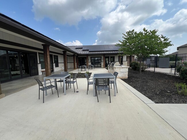 Building Photo - Beautiful 3/2 home in Oak Creek Estates,  ...