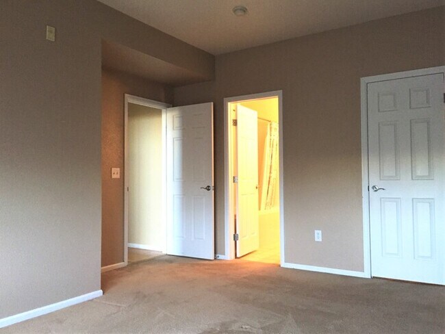 Building Photo - Stunning Condo in Town Center Terrace!