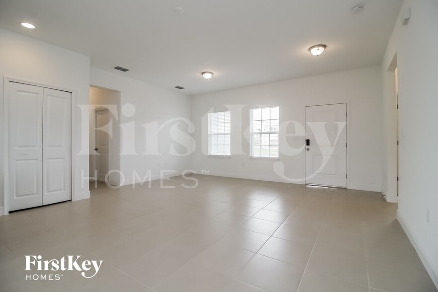 Building Photo - 653 Parakeet Ct