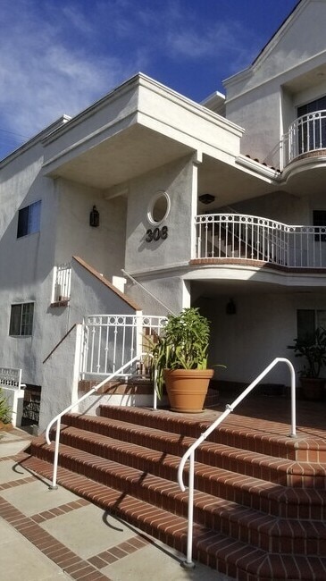 Building Photo - 308 N Kenwood St