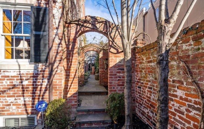 Building Photo - Georgetown East Village Perfection with PA...