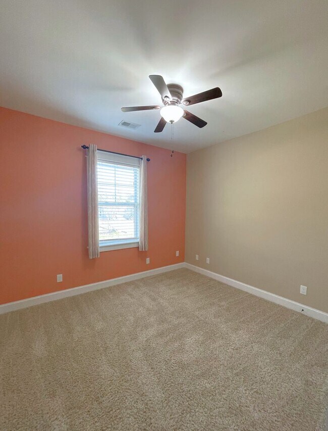 Building Photo - 3/2 updated home with amenities