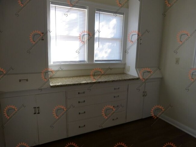 Building Photo - Charming 2 bedroom ! bath home!