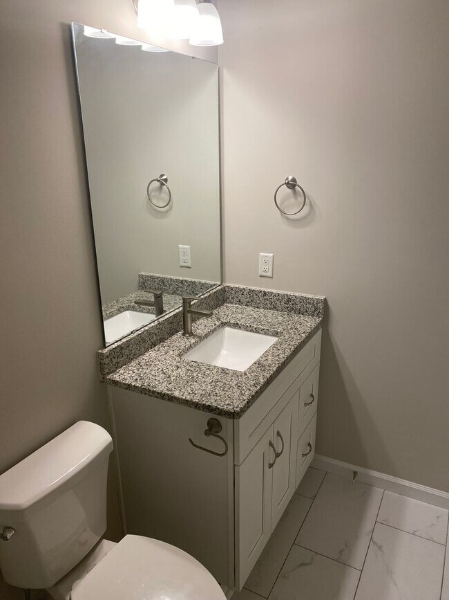Building Photo - Beautiful 3 bedroom 2.5 bathroom home in C...