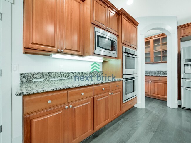 Building Photo - 4 bedroom, 2.5 Bathroom, 3 car garage Craftsman style home in Bellevue, WA