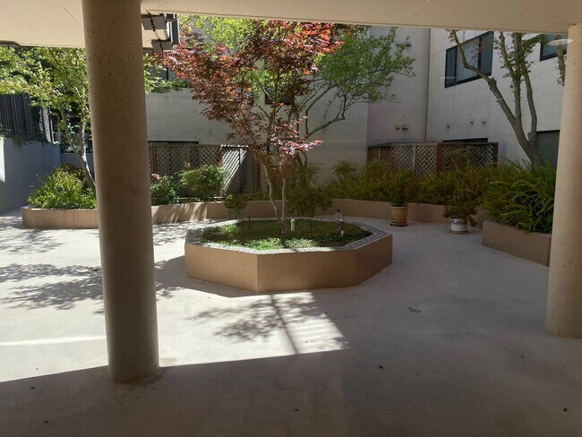 Building Photo - Amazing Cleveland Heights, 1 Block East of Lake Merritt with views of the lake