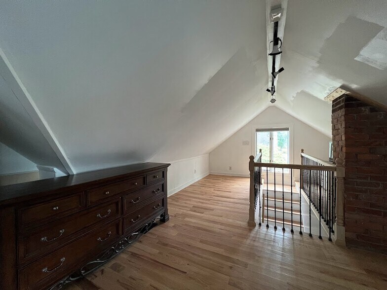 upstairs - 1334 Northway St