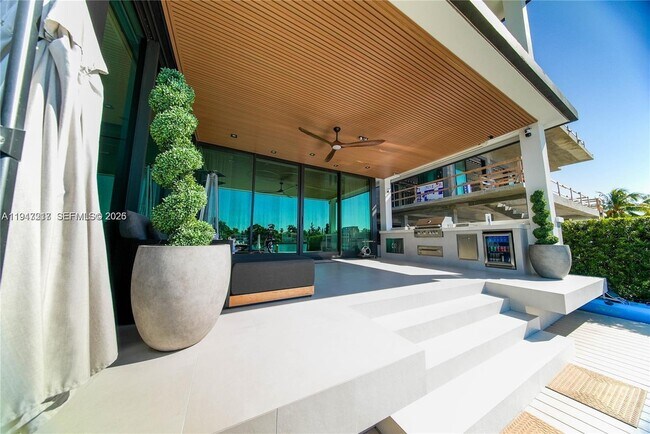 Building Photo - 7520 W Treasure Dr