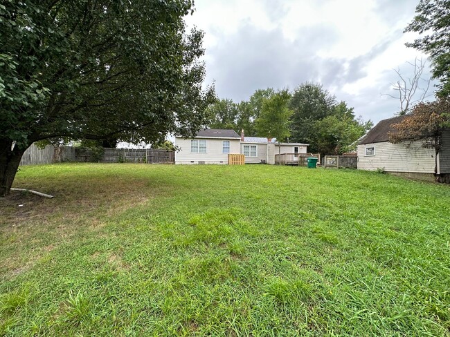 Building Photo - 3 bed 2 bed house in Henrico! Big yard, la...