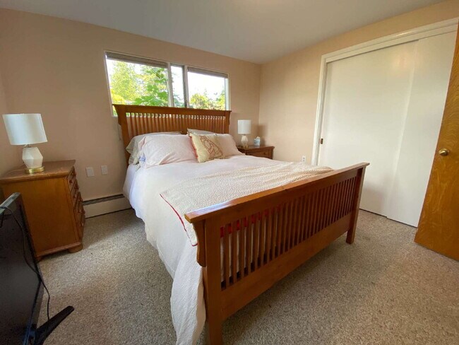 Building Photo - Spacious 5-Bedroom Home with Stunning View...
