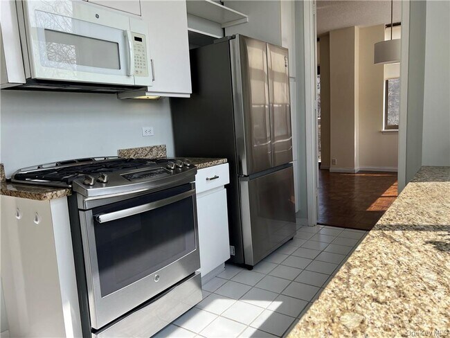 Building Photo - 35 N Chatsworth Ave